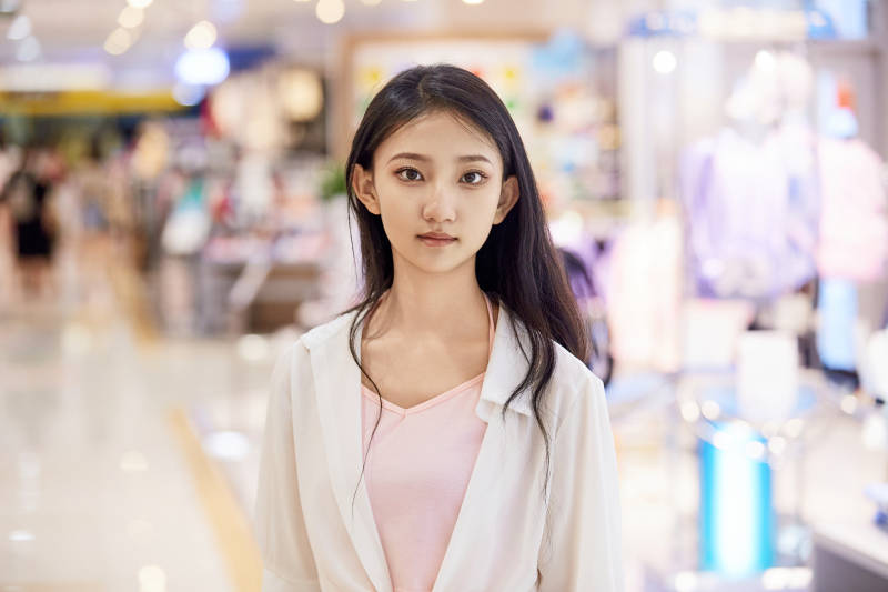 假日悠闲逛商场服装区的中国少女图片