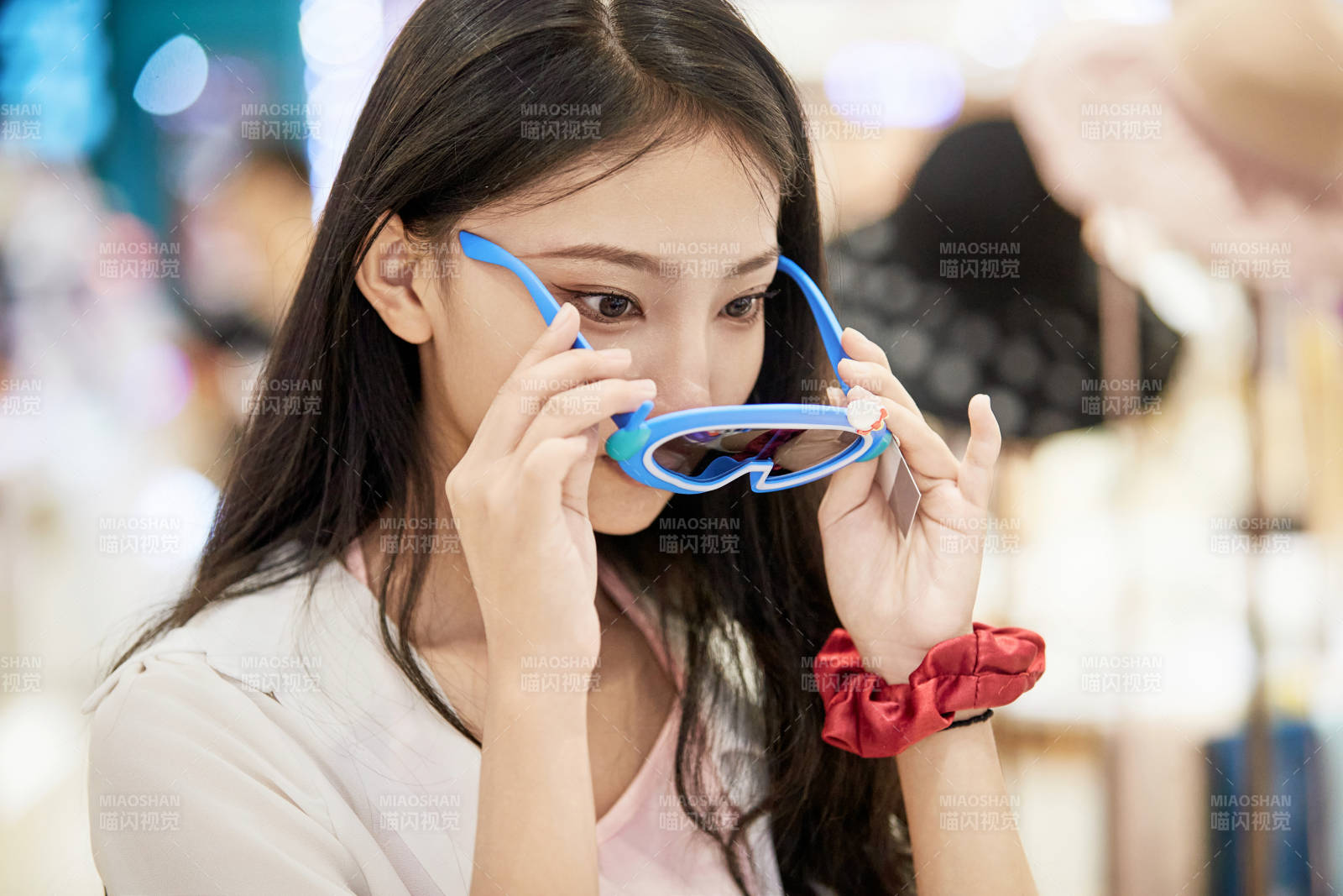 假日悠闲逛商场服装区的中国少女图片