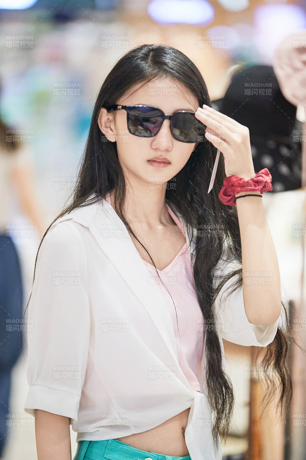 假日悠闲逛商场服装区的中国少女图片