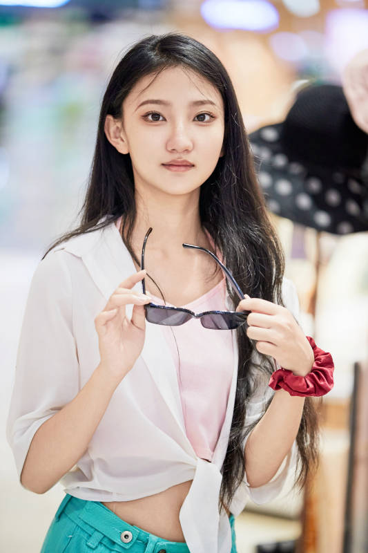 假日悠闲逛商场服装区的中国少女图片