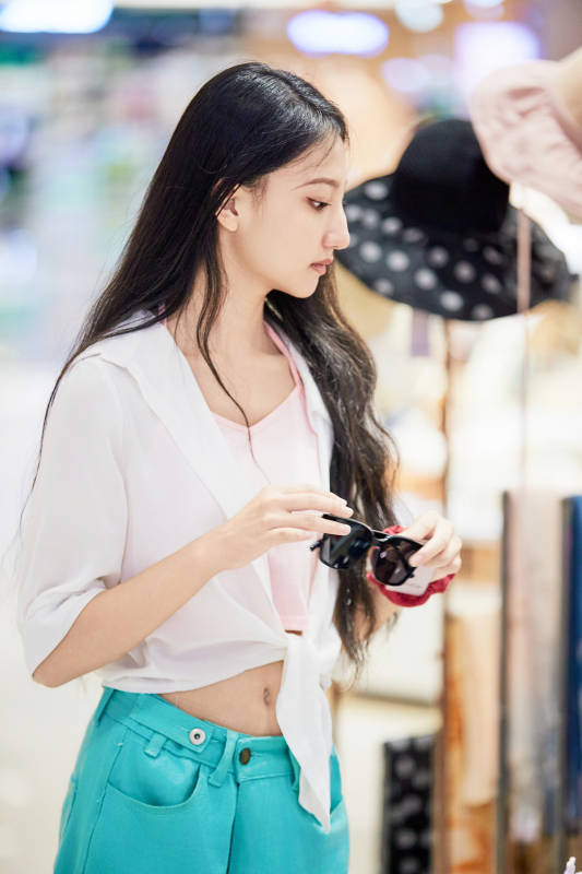 假日悠闲逛商场服装区的中国少女图片