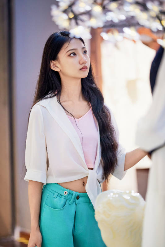 假日悠闲逛商场服装区的中国少女图片