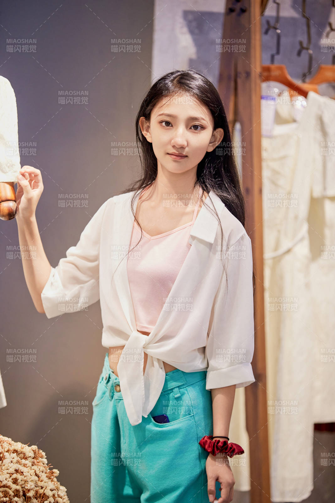 假日悠闲逛商场服装区的中国少女图片