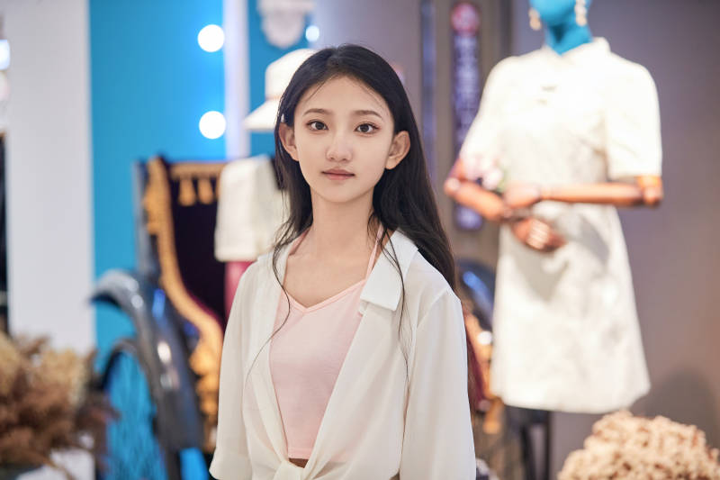 假日悠闲逛商场服装区的中国少女图片