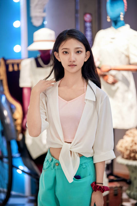 假日悠闲逛商场服装区的中国少女图片