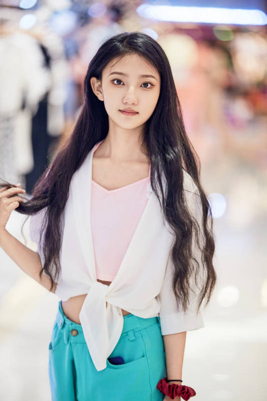 假日悠闲逛商场服装区的中国少女图片