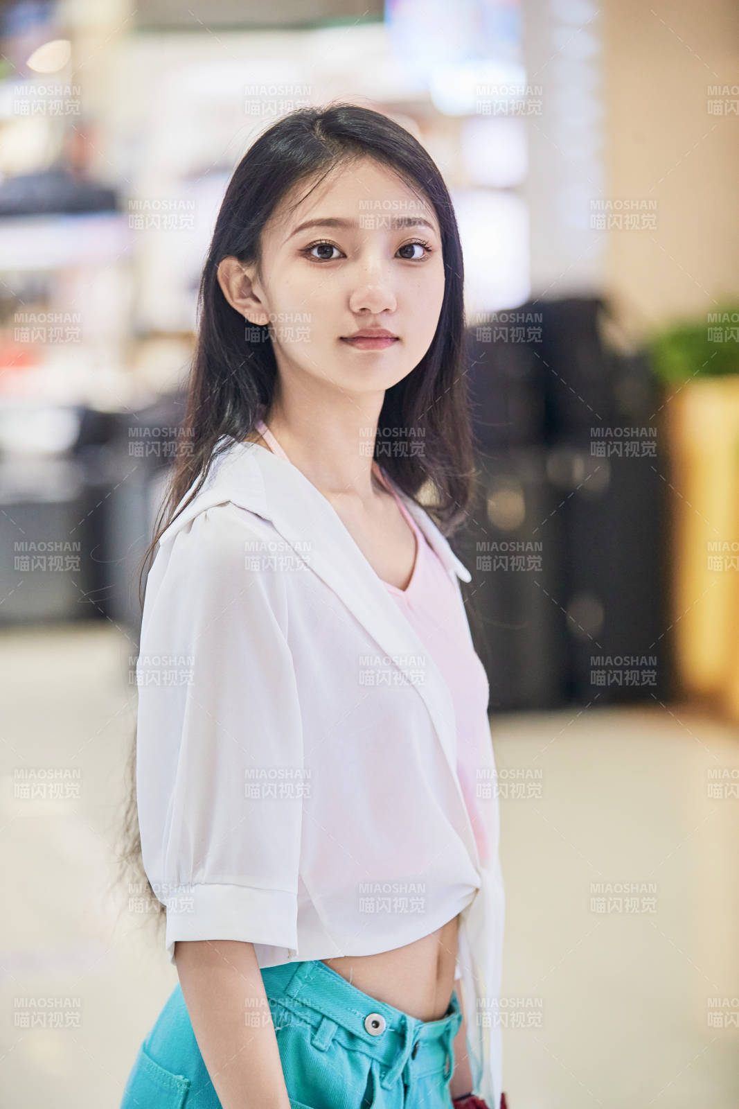 假日悠闲逛商场服装区的中国少女图片