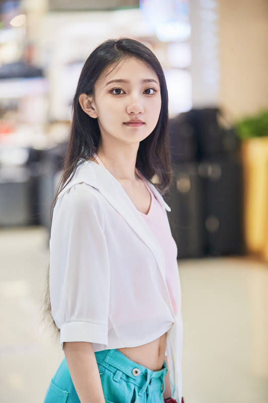 假日悠闲逛商场服装区的中国少女图片