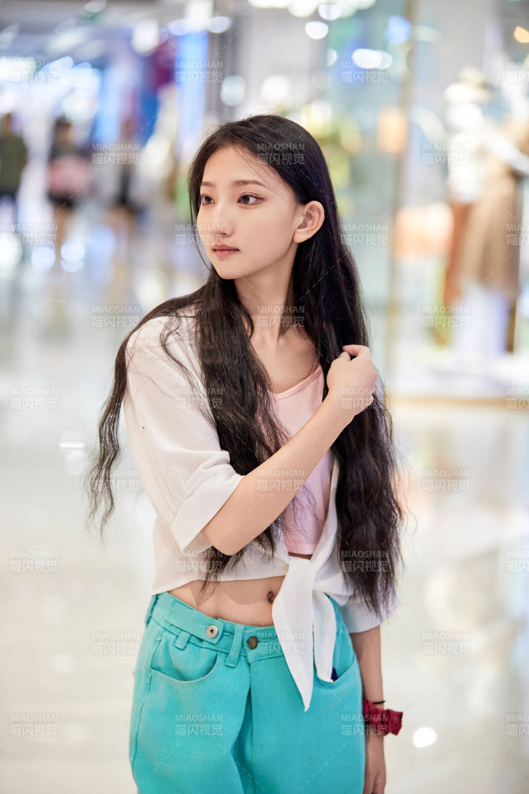 假日悠闲逛商场服装区的中国少女图片