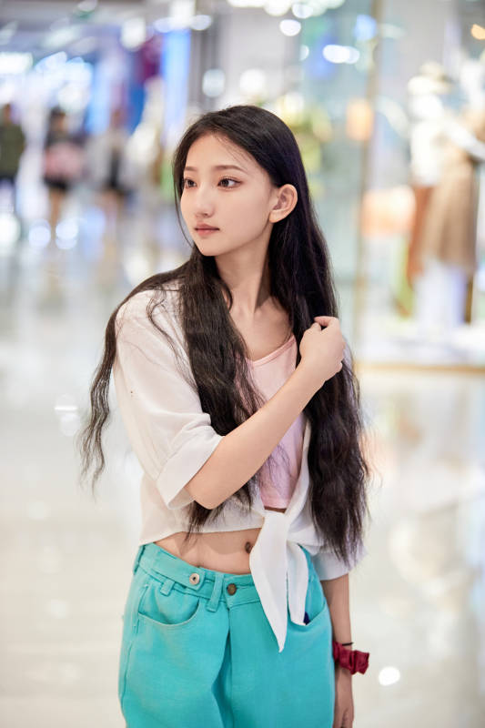 假日悠闲逛商场服装区的中国少女图片