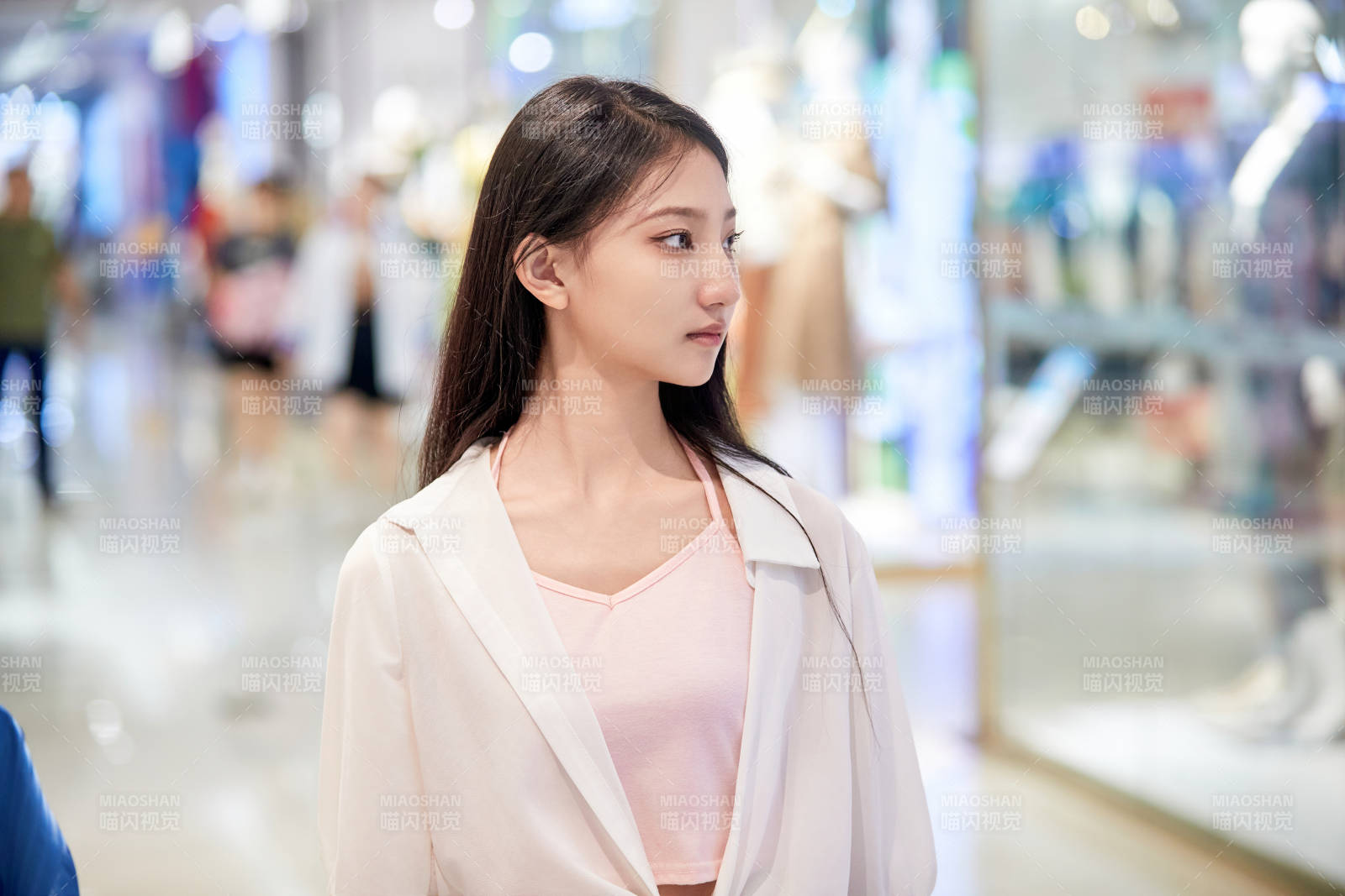 假日悠闲逛商场服装区的中国少女图片