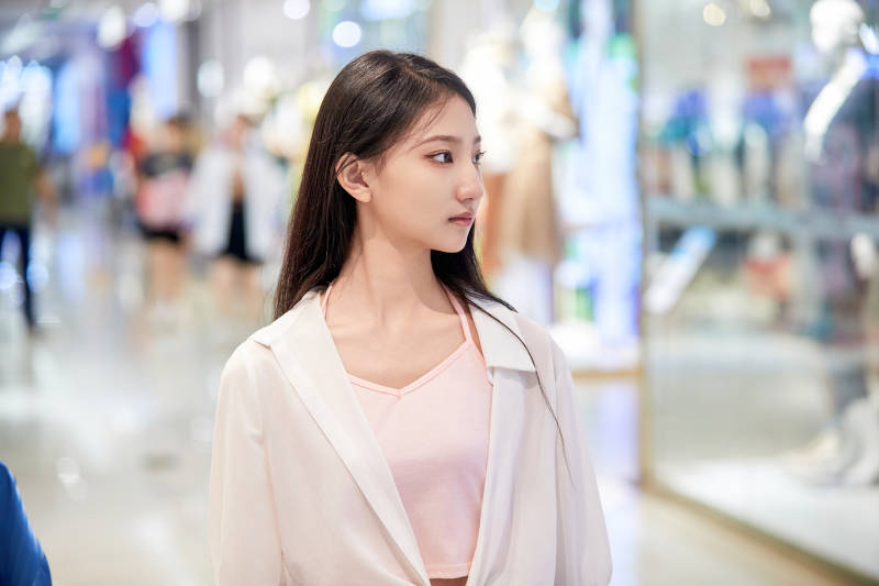 假日悠闲逛商场服装区的中国少女图片