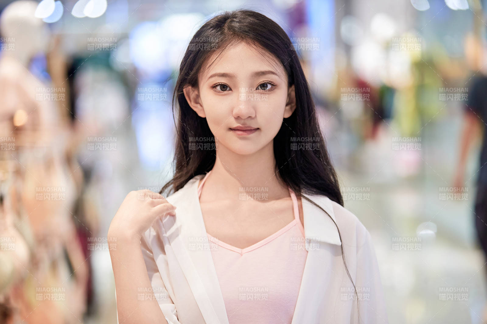 假日悠闲逛商场服装区的中国少女图片
