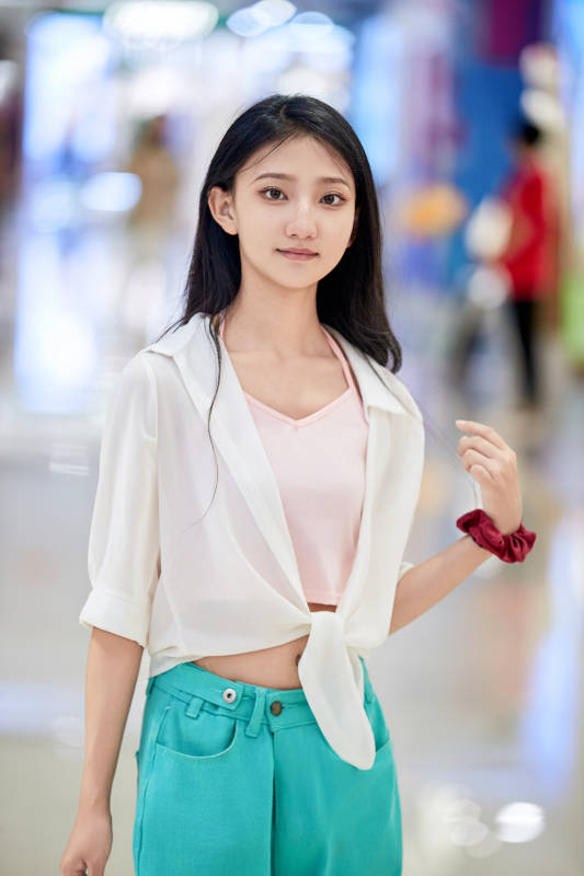 假日悠闲逛商场服装区的中国少女图片
