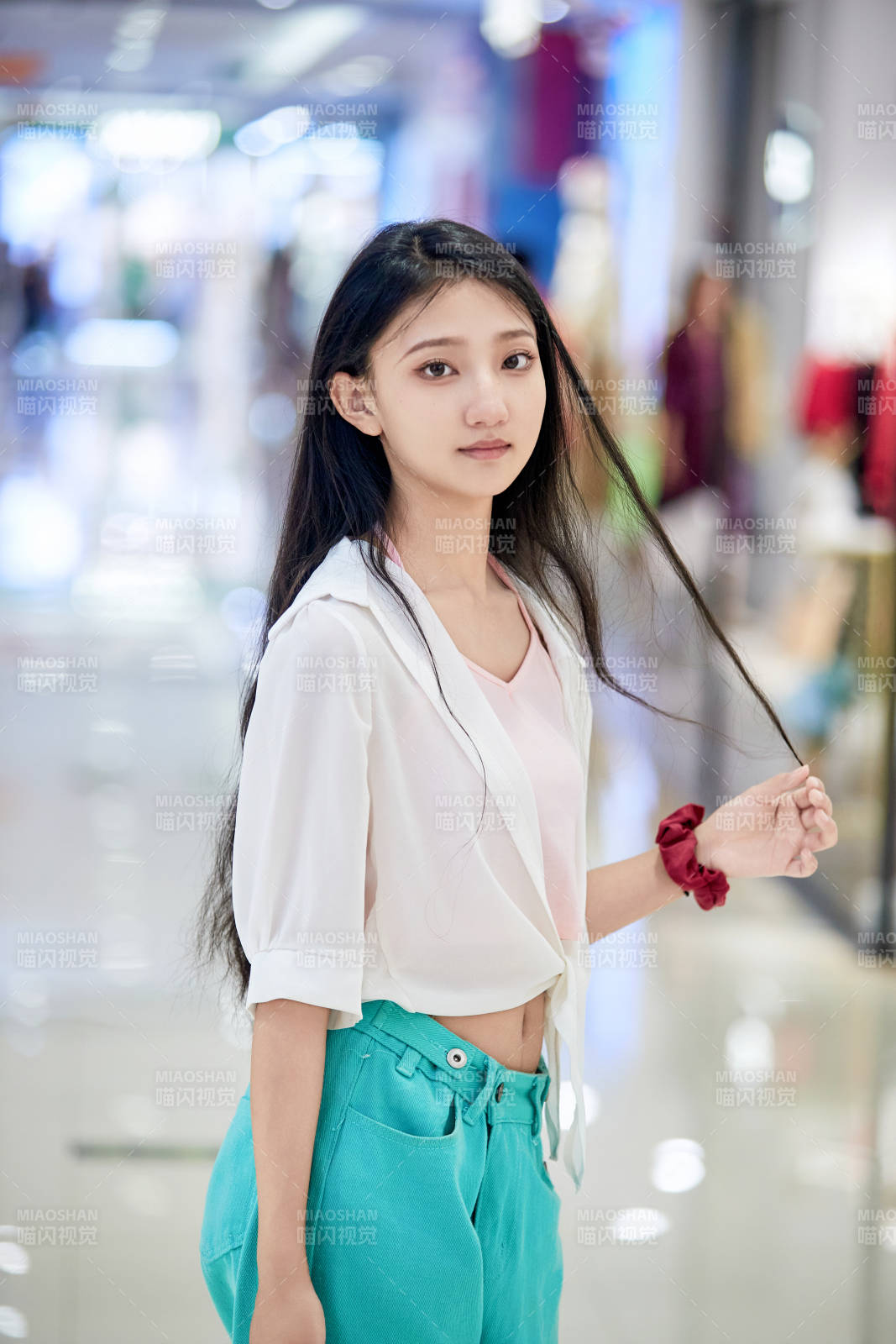 假日悠闲逛商场服装区的中国少女图片