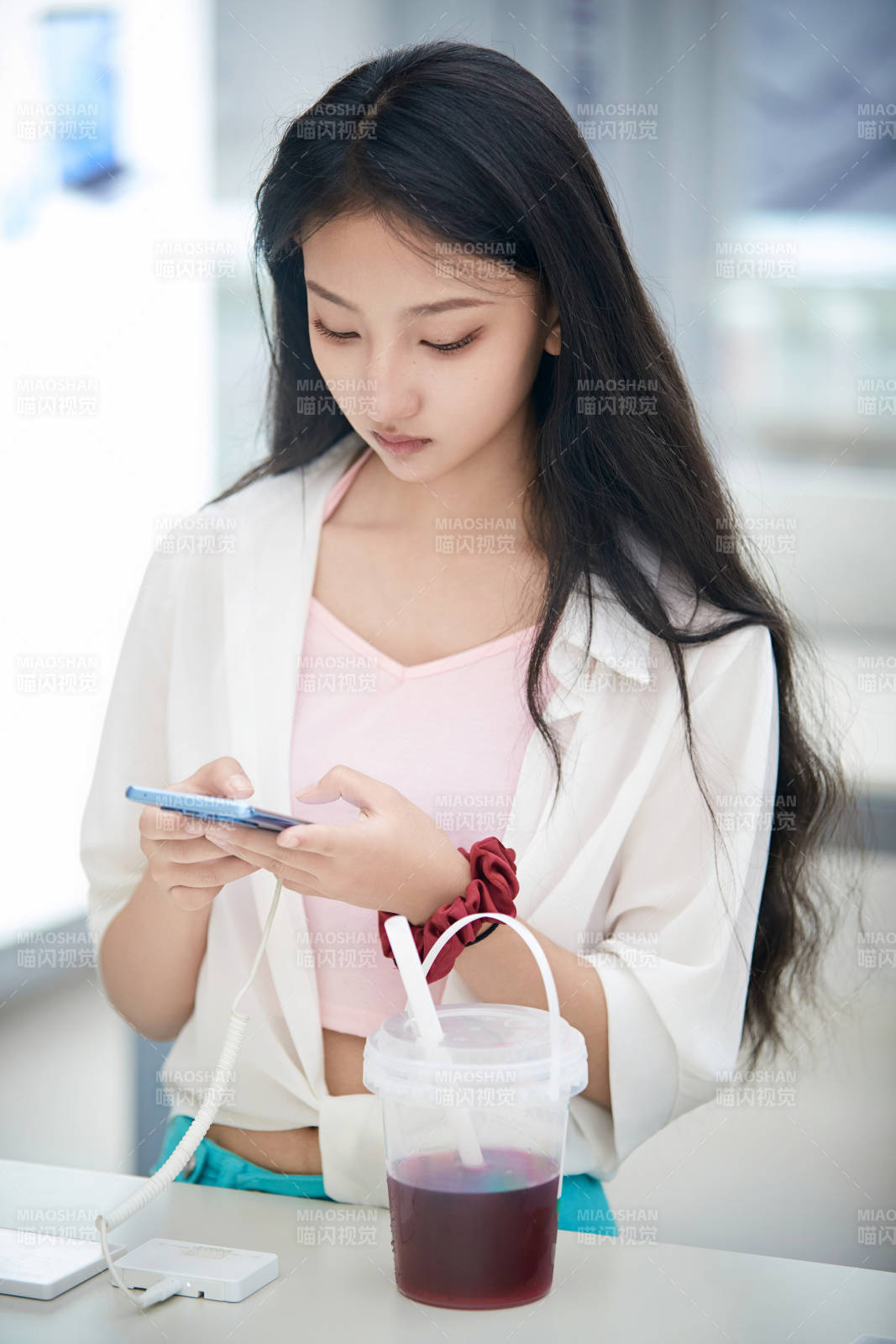 挑选够买手机的中国少女图片