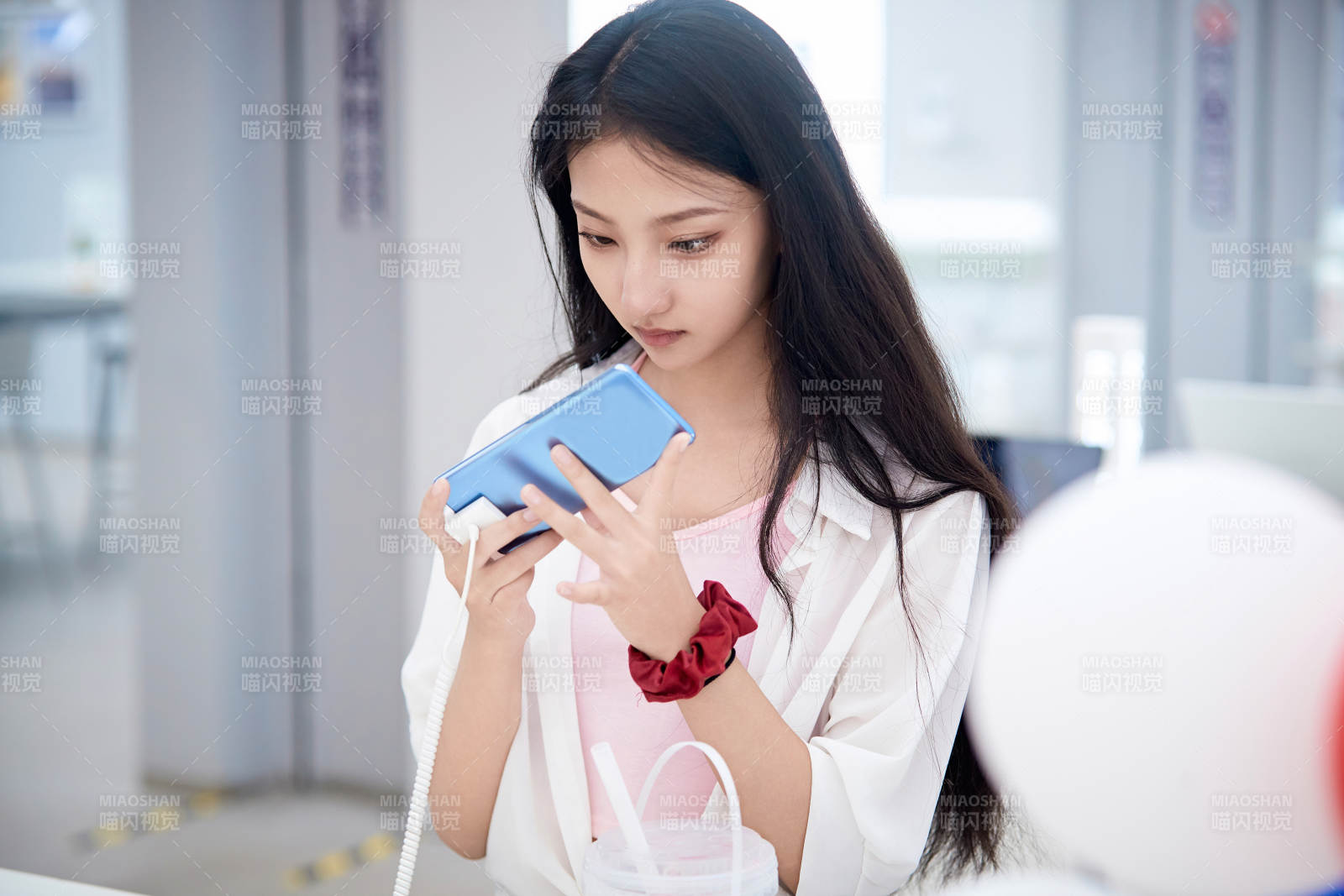 挑选够买手机的中国少女图片