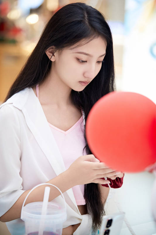 挑选够买手机的中国少女图片