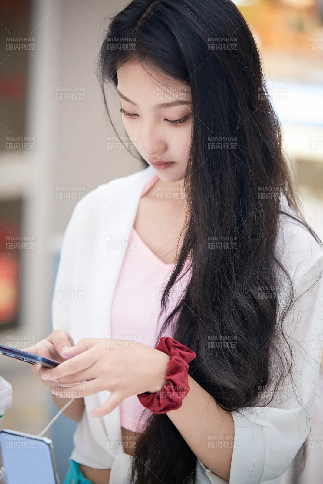 挑选够买手机的中国少女图片