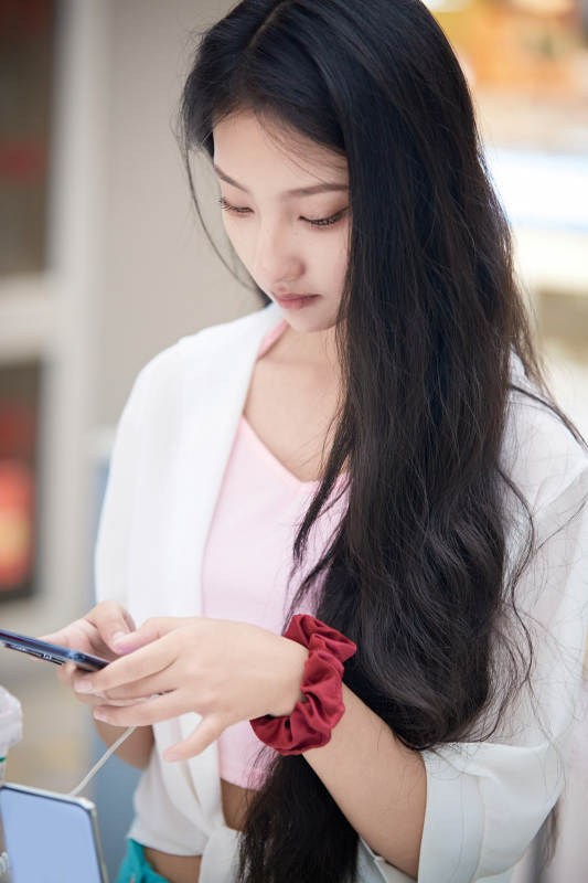 挑选够买手机的中国少女图片