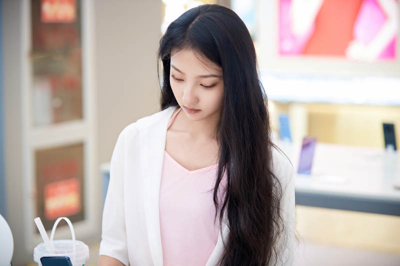 挑选够买手机的中国少女图片