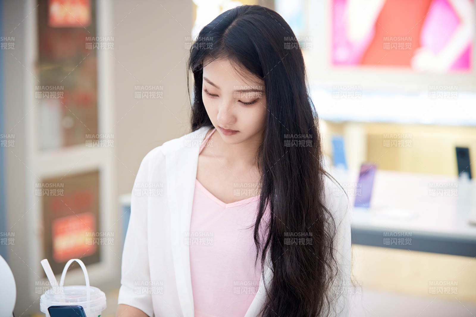 挑选够买手机的中国少女图片