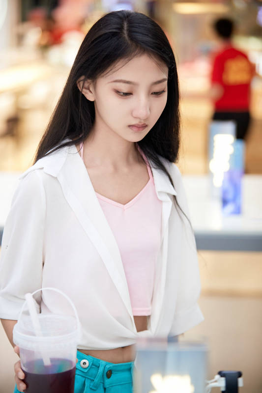 挑选够买手机的中国少女图片