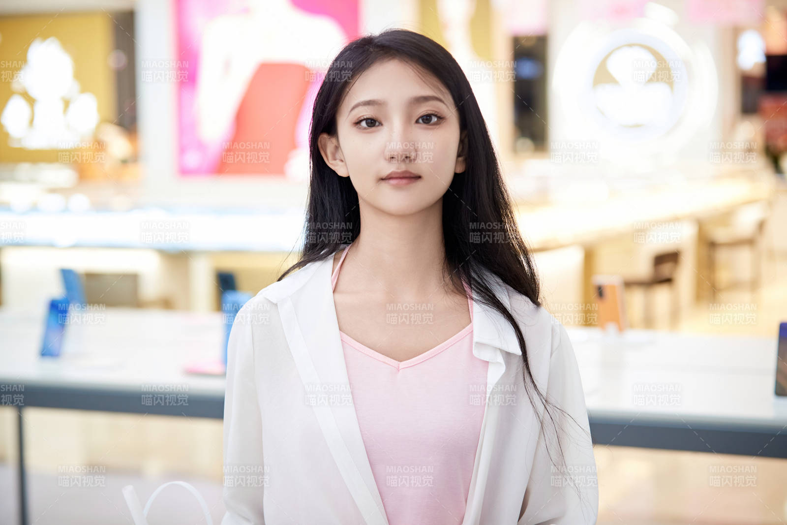 挑选够买手机的中国少女图片