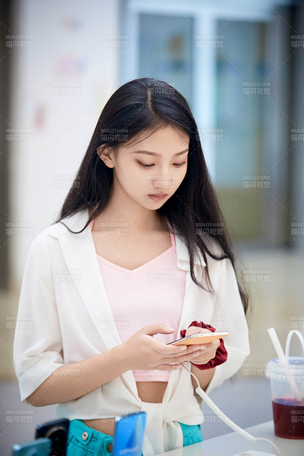 挑选够买手机的中国少女图片