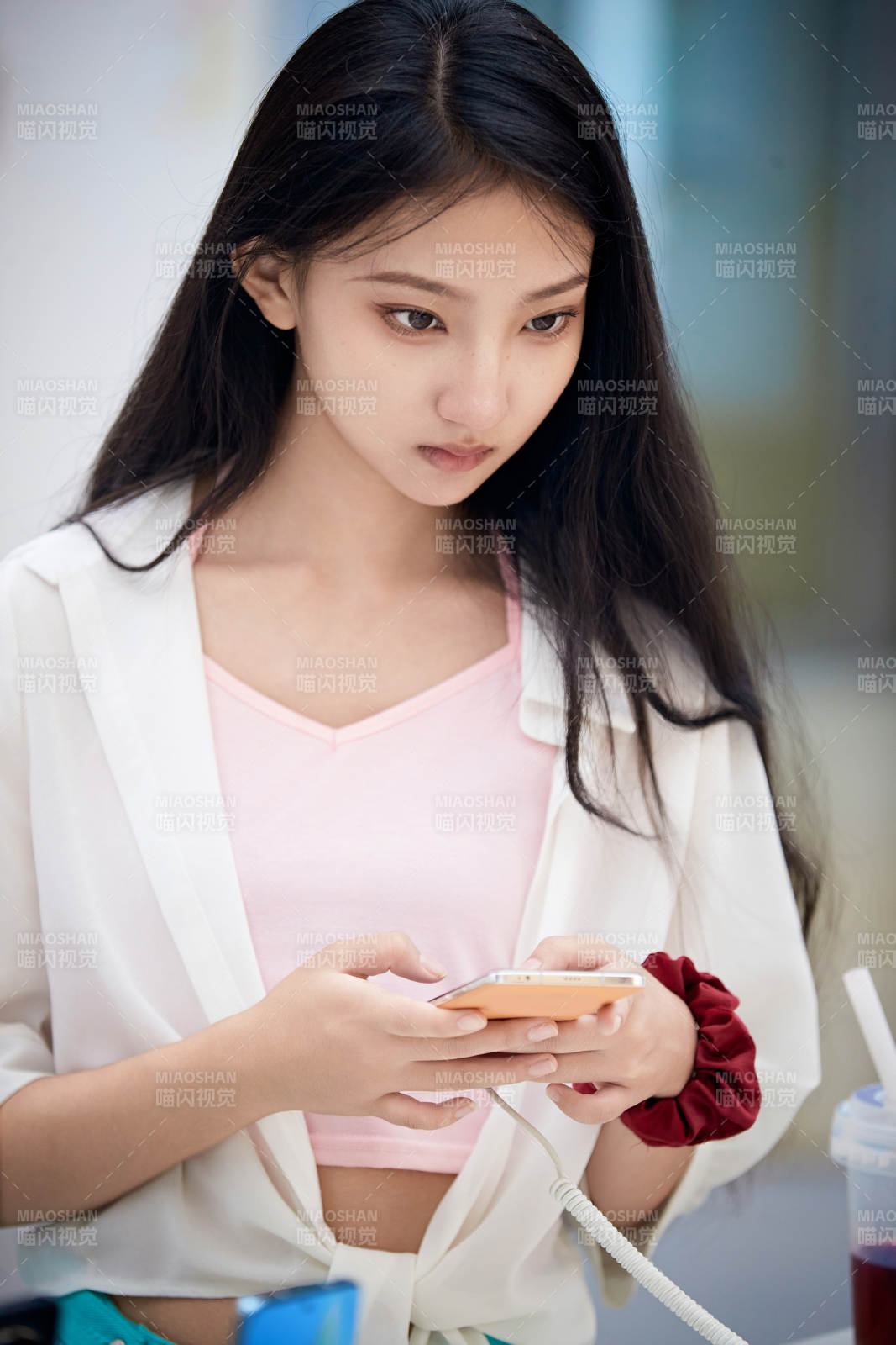 挑选够买手机的中国少女图片