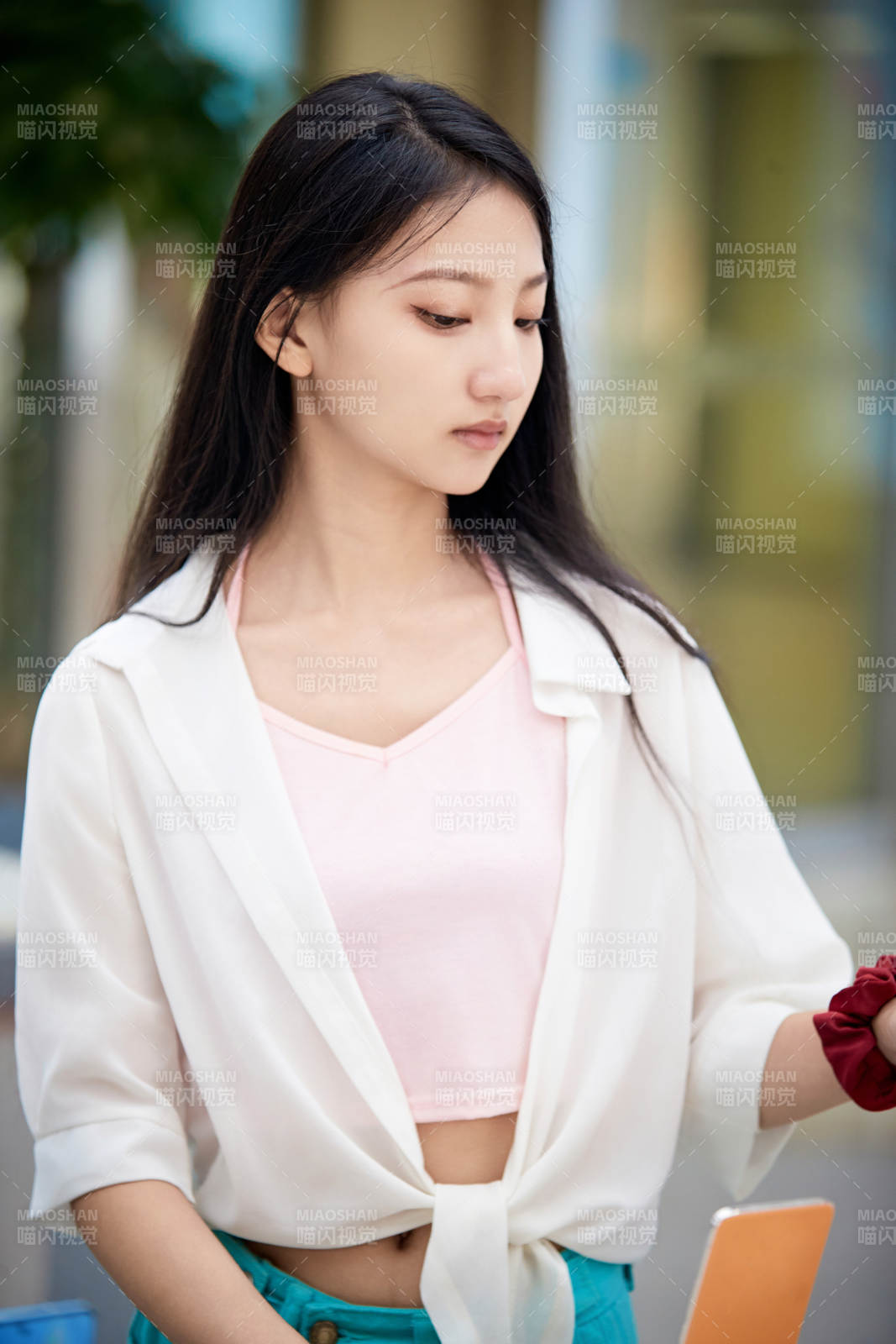 挑选够买手机的中国少女图片