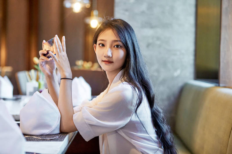 在星级酒店自助餐厅用餐的可爱中国少女图片