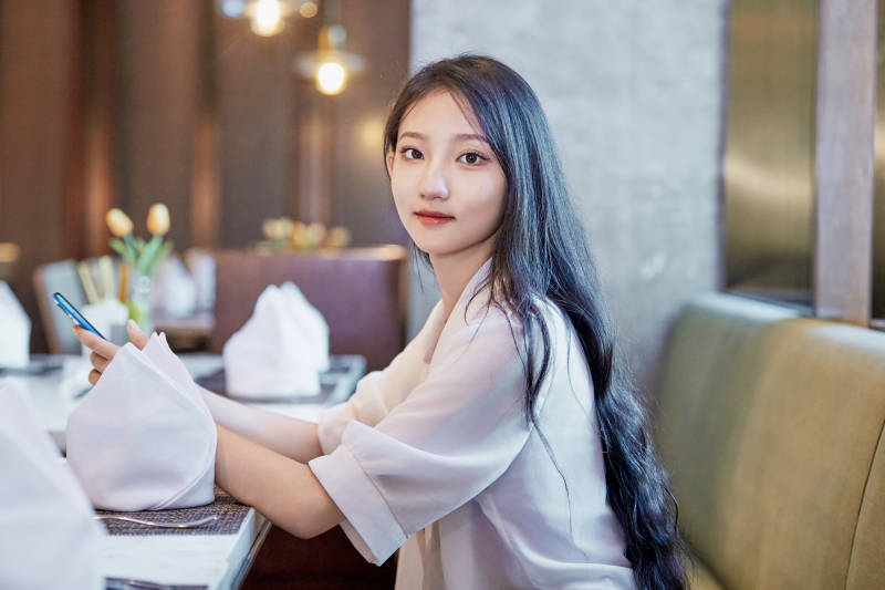 在星级酒店自助餐厅用餐的可爱中国少女图片