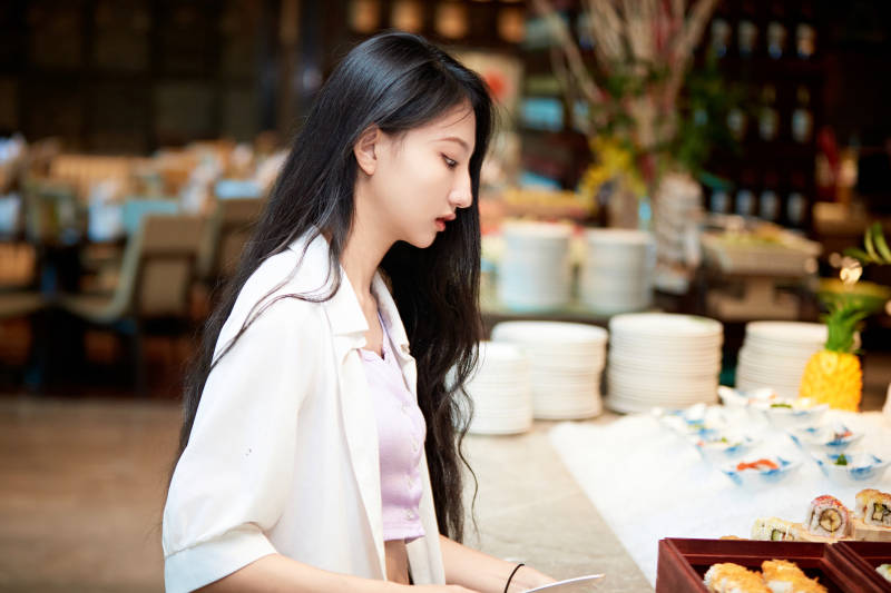 在星级酒店自助餐厅用餐的可爱中国少女图片