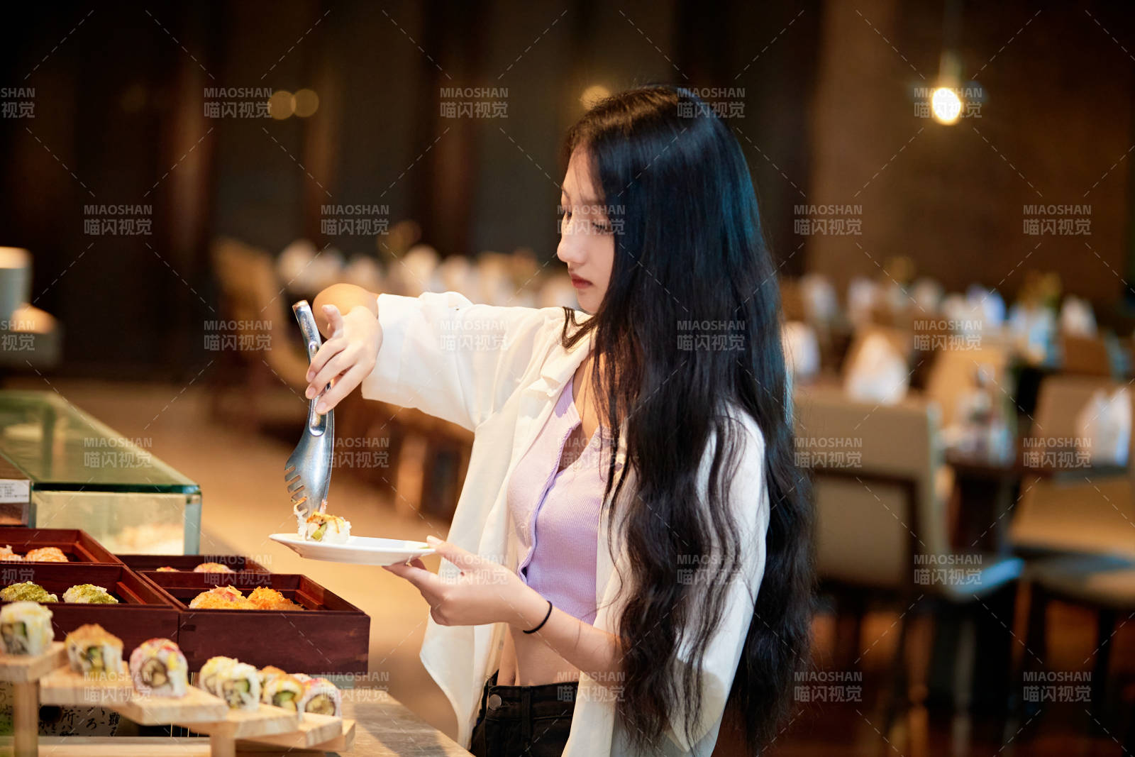 在星级酒店自助餐厅用餐的可爱中国少女图片