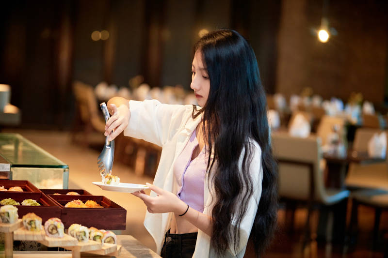 在星级酒店自助餐厅用餐的可爱中国少女图片