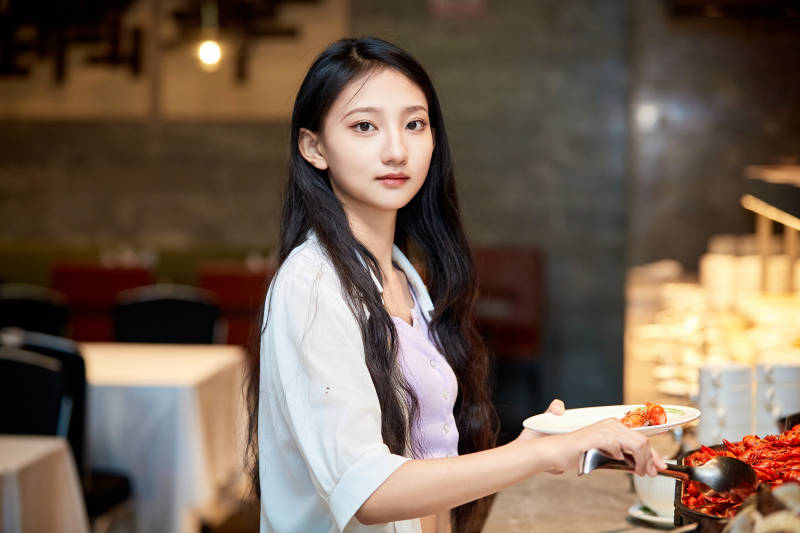 在星级酒店自助餐厅用餐的可爱中国少女图片