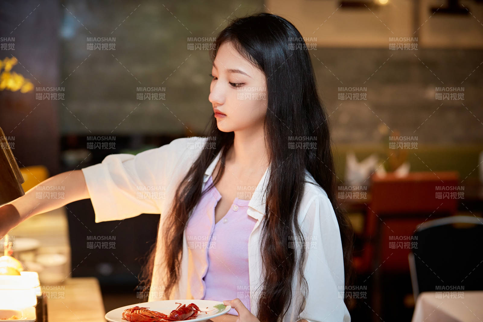 在星级酒店自助餐厅用餐的可爱中国少女图片