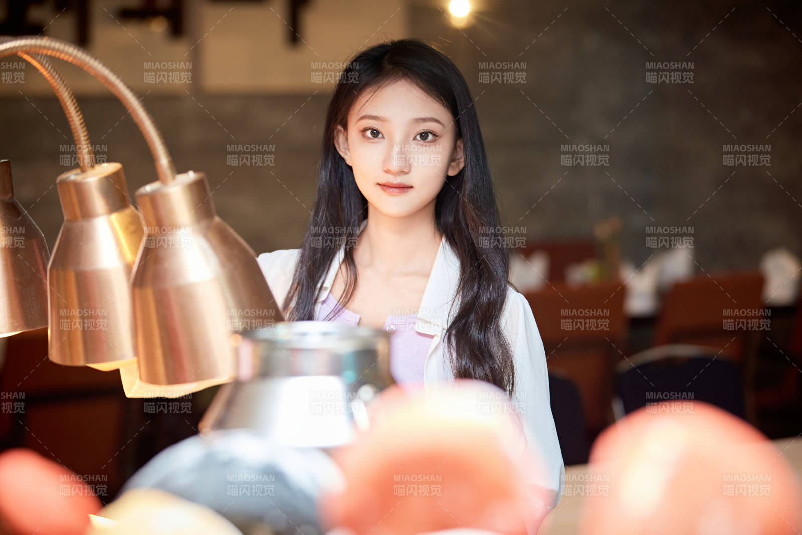 在星级酒店自助餐厅用餐的可爱中国少女图片