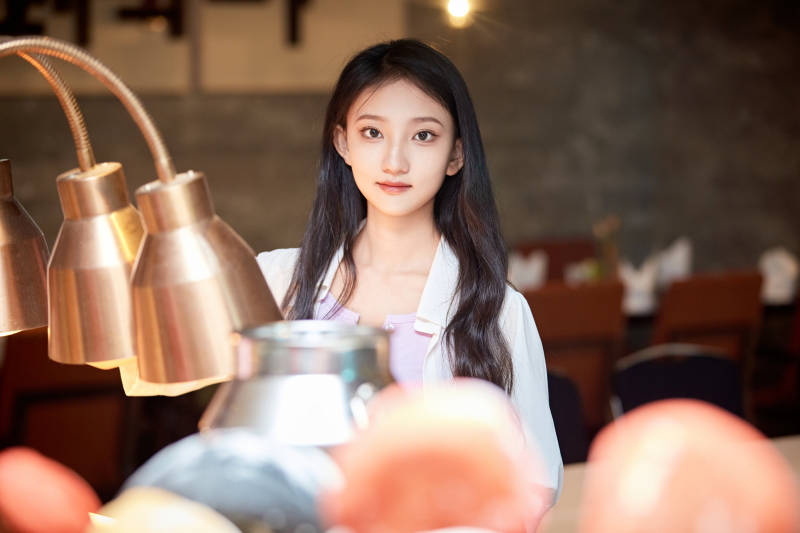 在星级酒店自助餐厅用餐的可爱中国少女图片