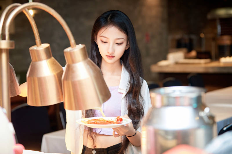 在星级酒店自助餐厅用餐的可爱中国少女图片