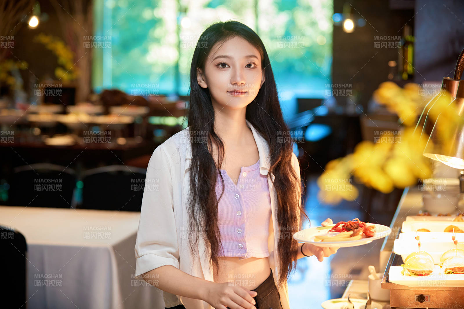 在星级酒店自助餐厅用餐的可爱中国少女图片