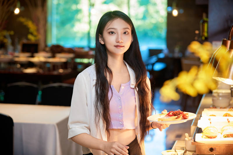 在星级酒店自助餐厅用餐的可爱中国少女图片
