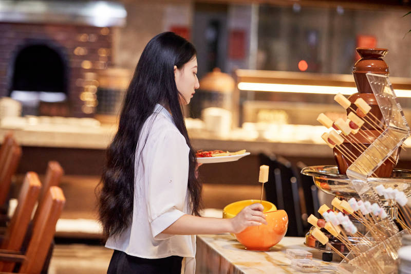 在星级酒店自助餐厅用餐的可爱中国少女图片