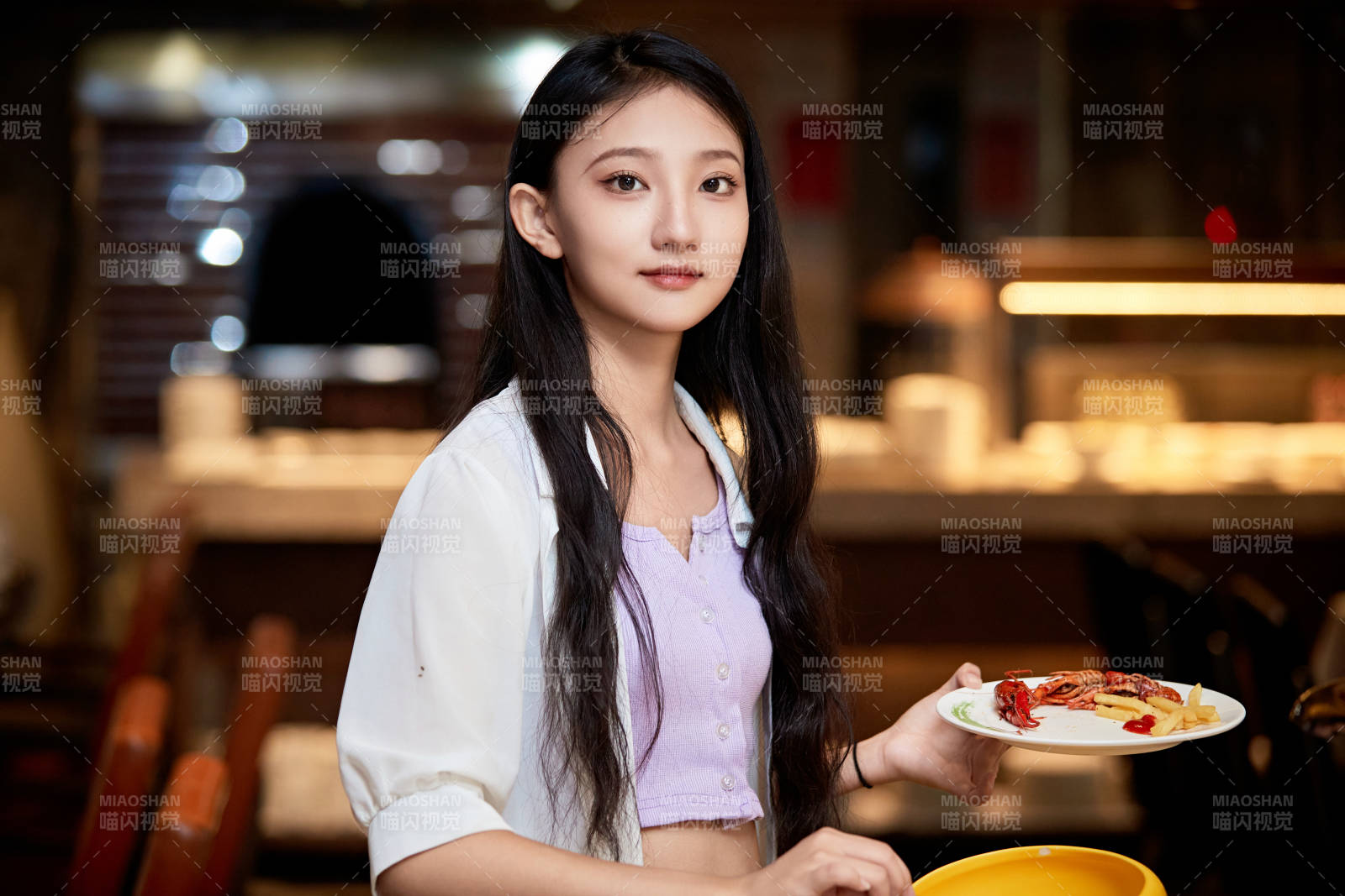 在星级酒店自助餐厅用餐的可爱中国少女图片