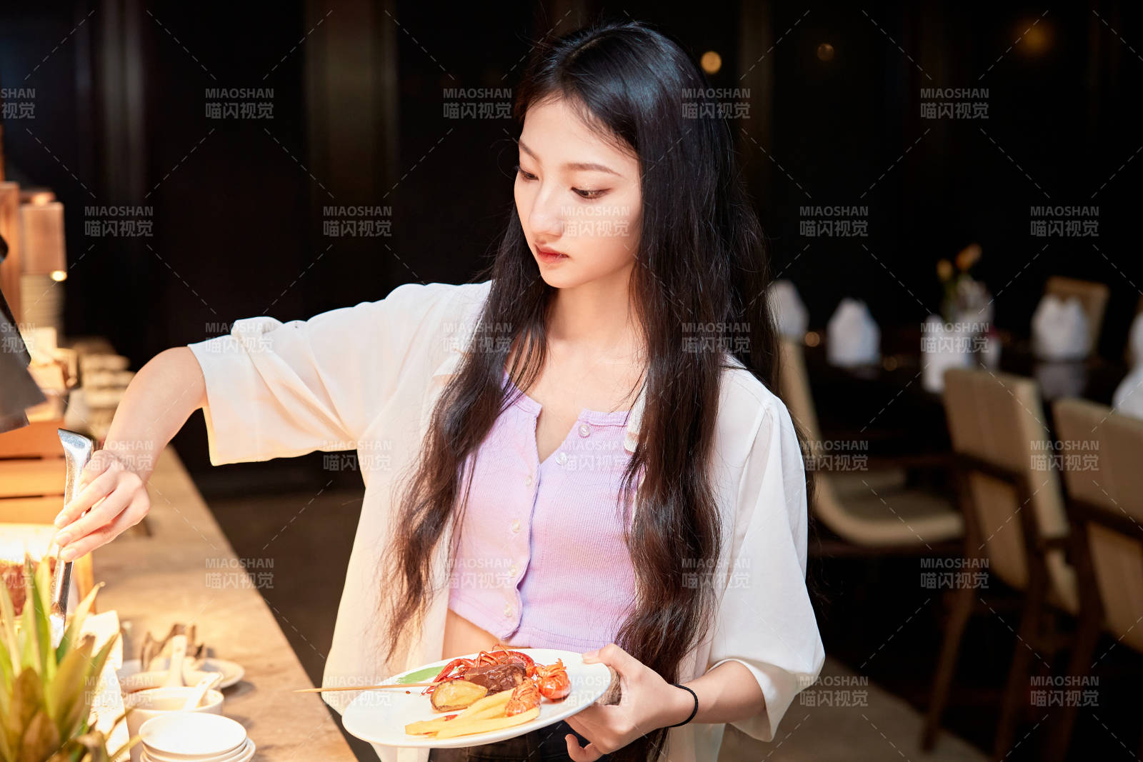 在星级酒店自助餐厅用餐的可爱中国少女图片