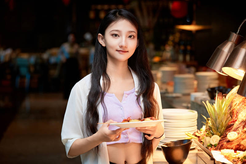 在星级酒店自助餐厅用餐的可爱中国少女图片