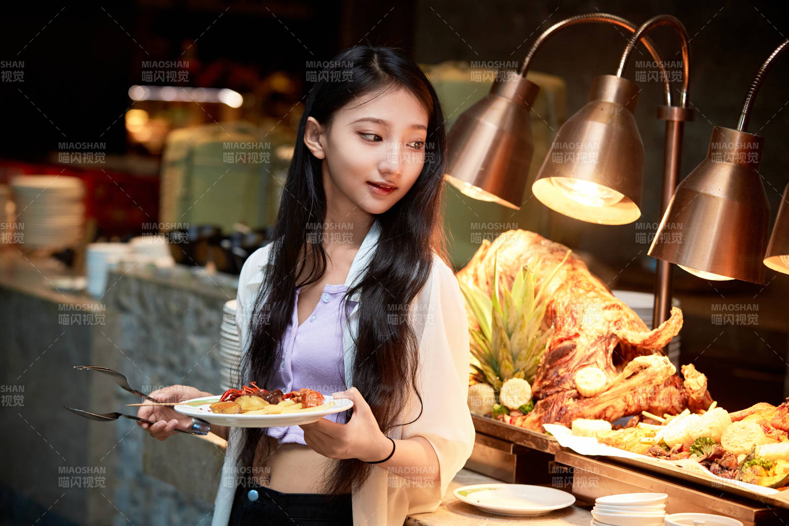 在星级酒店自助餐厅用餐的可爱中国少女图片
