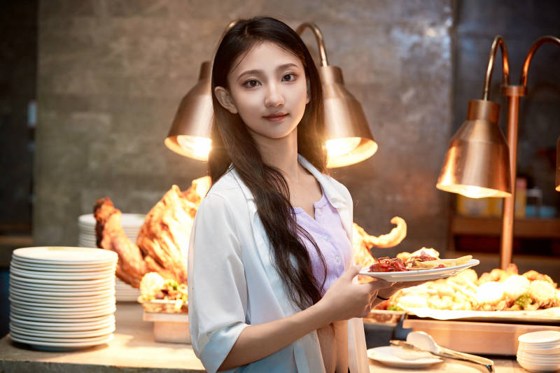 在星级酒店自助餐厅用餐的可爱中国少女图片