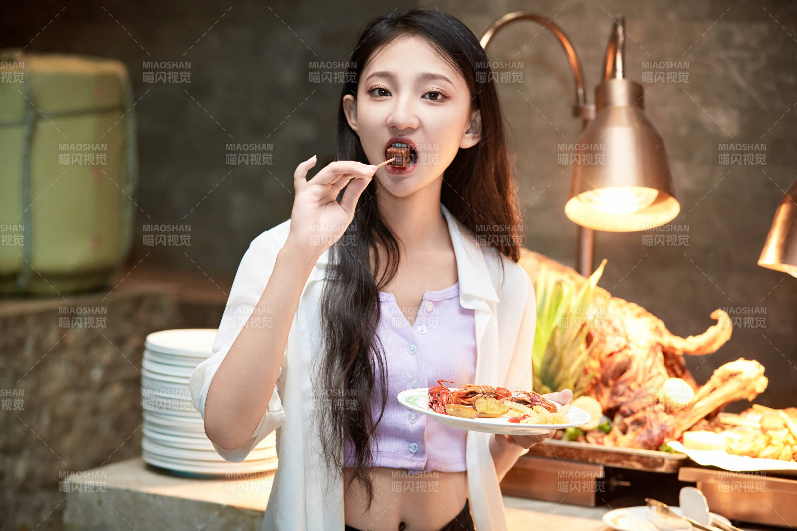 在星级酒店自助餐厅用餐的可爱中国少女图片